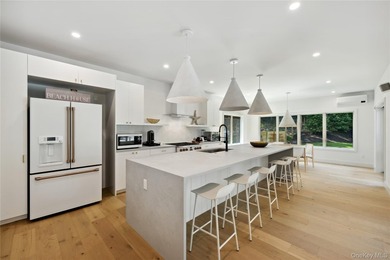 Set in the privacy of Hither Woods, this six bedroom, four and a - photo 8