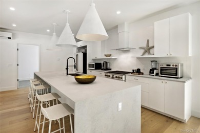 Set in the privacy of Hither Woods, this six bedroom, four and a - photo 10