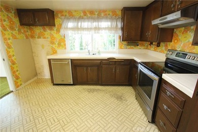 Discover the incredible potential of this spacious 4-bedroom - photo 2