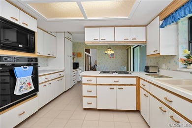 A MUST see... A rare find! This spacious charming 1986-built one - photo 16