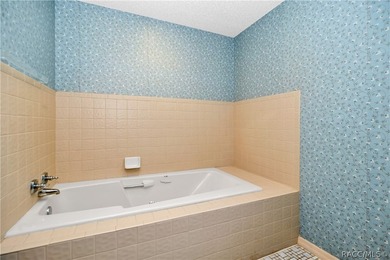 A MUST see... A rare find! This spacious charming 1986-built one - photo 20