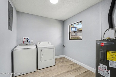 Wow, A MUST SEE!! Gorgeous Executive 3 bedrooms, 3 Bathrooms - photo 20