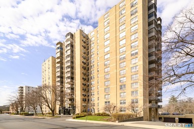 Spacious and beautifully updated 3-bedroom, 3-bath residence in - photo 1
