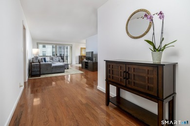 Spacious and beautifully updated 3-bedroom, 3-bath residence in - photo 3