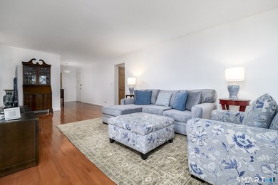 Spacious and beautifully updated 3-bedroom, 3-bath residence in - photo 4