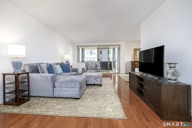 Spacious and beautifully updated 3-bedroom, 3-bath residence in - photo 5
