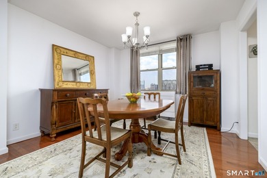 Spacious and beautifully updated 3-bedroom, 3-bath residence in - photo 7
