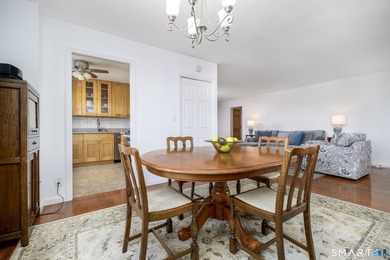 Spacious and beautifully updated 3-bedroom, 3-bath residence in - photo 8