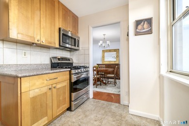 Spacious and beautifully updated 3-bedroom, 3-bath residence in - photo 9