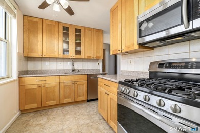 Spacious and beautifully updated 3-bedroom, 3-bath residence in - photo 10