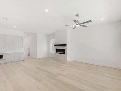 Ready Now!Live like a Queen in our popular Elizabeth Plan. Step - photo 11