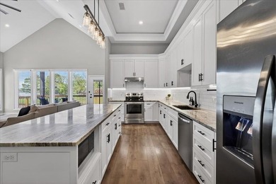 Welcome home to your stunning 3-bedroom, 2-bathroom lakeside - photo 11