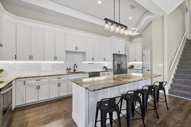 Welcome home to your stunning 3-bedroom, 2-bathroom lakeside - photo 12