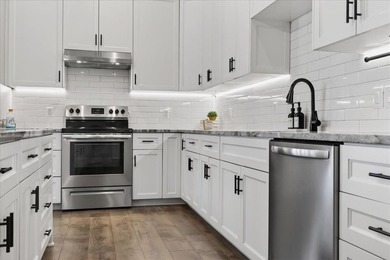 Welcome home to your stunning 3-bedroom, 2-bathroom lakeside - photo 14