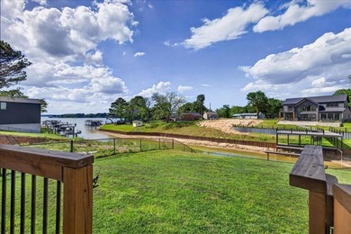 Welcome home to your stunning 3-bedroom, 2-bathroom lakeside - photo 34