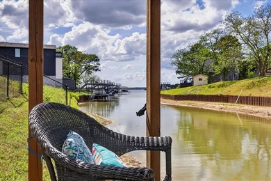 Welcome home to your stunning 3-bedroom, 2-bathroom lakeside - photo 38