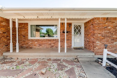 A house that feels like HOME! Rest your eyes on this incredibly