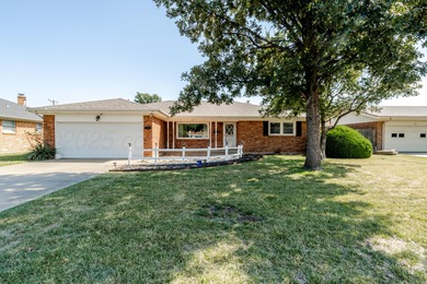 A house that feels like HOME! Rest your eyes on this incredibly