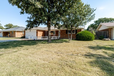 A house that feels like HOME! Rest your eyes on this incredibly