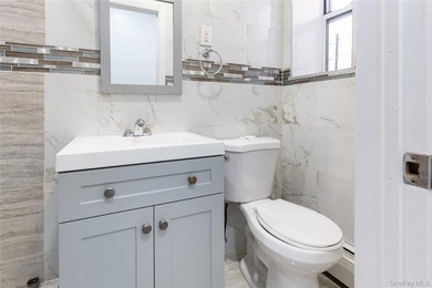 Delivered fully vacant. Over 3,300 sq ft, this large recently - photo 12