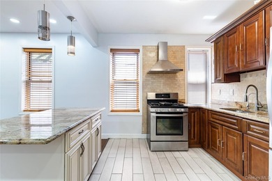 Delivered fully vacant. Over 3,300 sq ft, this large recently - photo 17