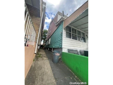 East River Townhome/Townhouse Sale Pending in East Elmhurst New York