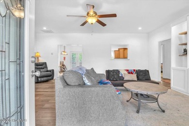 Welcome to peaceful living in Boiling Spring Lakes! This freshly - photo 2