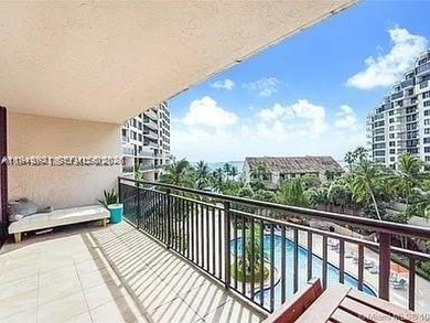 LARGEST 1 bedroom Balcony on Brickell key with beautiful pool - photo 17