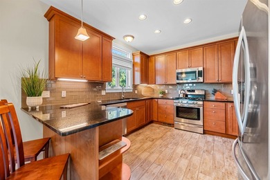 Immaculately maintained 4-bedroom, 5 1/2-bath contemporary home - photo 9