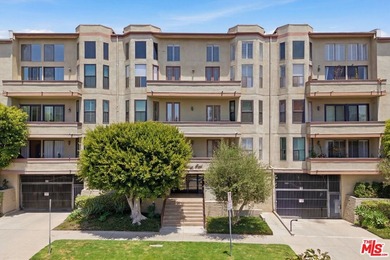 Lovely rear facing condo located in prime location, minutes to - photo 1