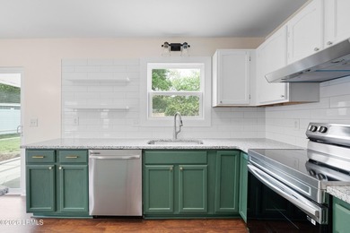 Welcome home to this tastefully renovated quaint ranch-style - photo 17