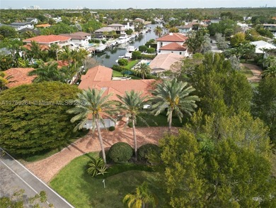 This Sophisticated and elegant residence offers over 5,000 sq ft - photo 1