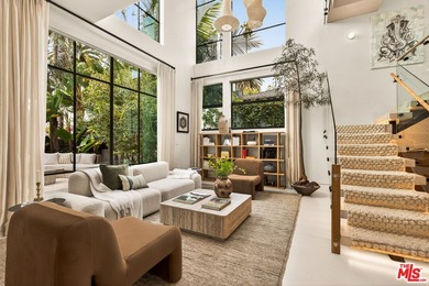 Set on one of Venice's most desirable, tree-lined streets is a - photo 1
