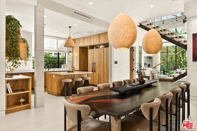 Set on one of Venice's most desirable, tree-lined streets is a - photo 2