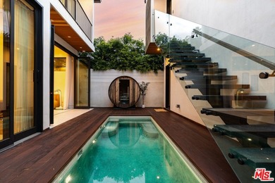 Set on one of Venice's most desirable, tree-lined streets is a - photo 3
