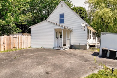 Welcome to 15 Nevelson Street, a well maintained 2002 built Cape - photo 4