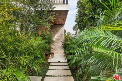 Set on one of Venice's most desirable, tree-lined streets is a - photo 5
