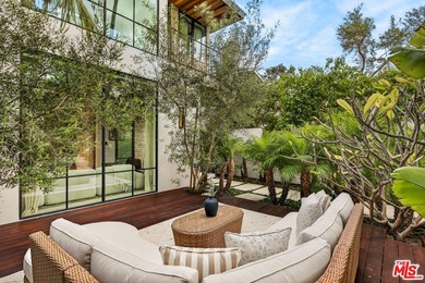 Set on one of Venice's most desirable, tree-lined streets is a - photo 6