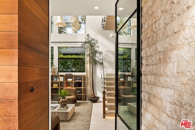 Set on one of Venice's most desirable, tree-lined streets is a - photo 7