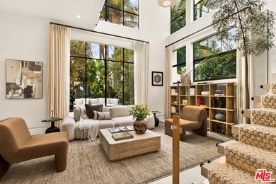 Set on one of Venice's most desirable, tree-lined streets is a - photo 8