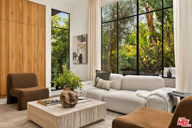 Set on one of Venice's most desirable, tree-lined streets is a - photo 9