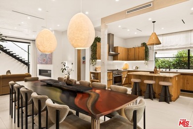 Set on one of Venice's most desirable, tree-lined streets is a - photo 10