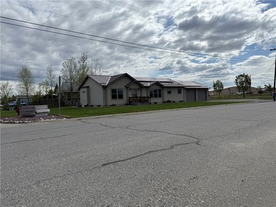 Beautifully maintained 3-bedroom, 2 full bath home offering - photo 2