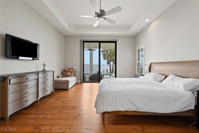 LUXURY RIVERFRONT LIVING. Custom Carlton-Naumann 6,394 Sq. ft - photo 12