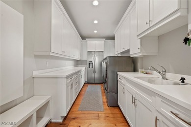 LUXURY RIVERFRONT LIVING. Custom Carlton-Naumann 6,394 Sq. ft - photo 20