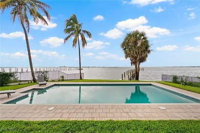 LUXURY RIVERFRONT LIVING. Custom Carlton-Naumann 6,394 Sq. ft - photo 21