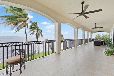 LUXURY RIVERFRONT LIVING. Custom Carlton-Naumann 6,394 Sq. ft - photo 32