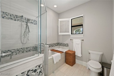 LUXURY RIVERFRONT LIVING. Custom Carlton-Naumann 6,394 Sq. ft - photo 36