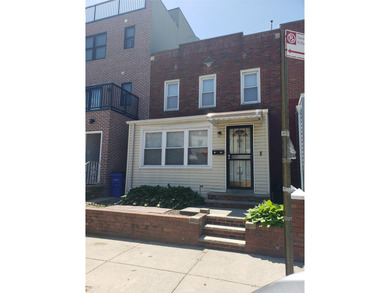 (private lake, pond, coastal) Townhome/Townhouse Sale Pending in Astoria New York