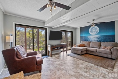 Summer on Lake Wylie is living the dream life! Watch the - photo 39
